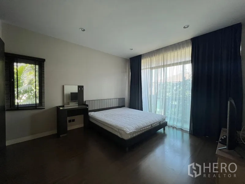 บ้าน ให้เช่าหรือขายในBang Kapi, Bangkok - ห้องนอนพร้อมโต๊ะเครื่องแป้ง หน้าต่างด้านข้าง และผ้าม่านทึบสูงจรดเพดาน