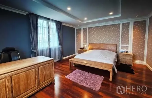 บ้าน ขายในPhra Khanong, Bangkok - ห้องนอนกว้างพร้อมโต๊ะทำงาน หน้าต่างผ้าม่าน เพดานฝังไฟ และเฟอร์นิเจอร์ไม้