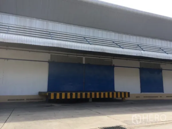 คลังสินค้า ให้เช่าในLat Krabang, Bangkok - ชานโหลดยกระดับมีหลังคา พร้อมประตูสีน้ำเงิน ของโกดังในย่านลาดกระบัง กรุงเทพฯ