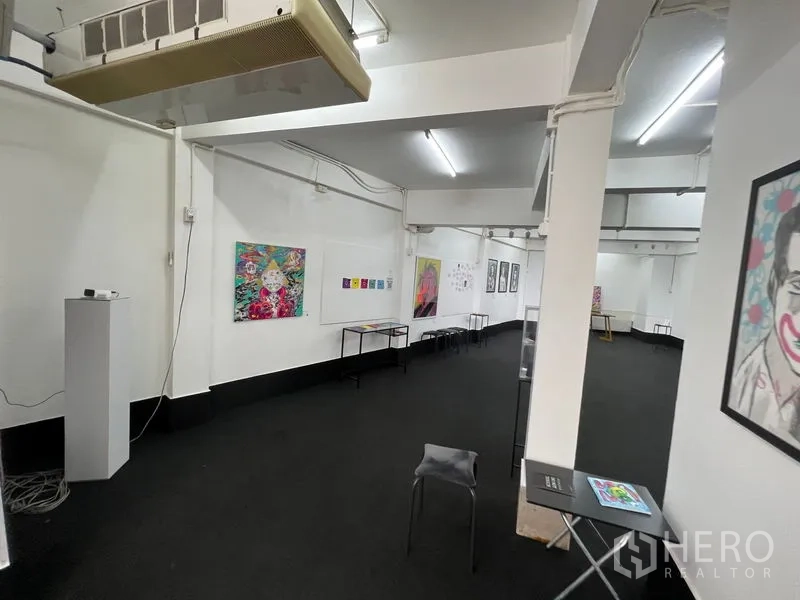 อาคารพาณิชย์ ให้เช่าในKhlong Toei, Bangkok - พื้นที่แสดงงานยาว ผนังสีขาว ไฟราง และงานศิลป์จัดแสดง