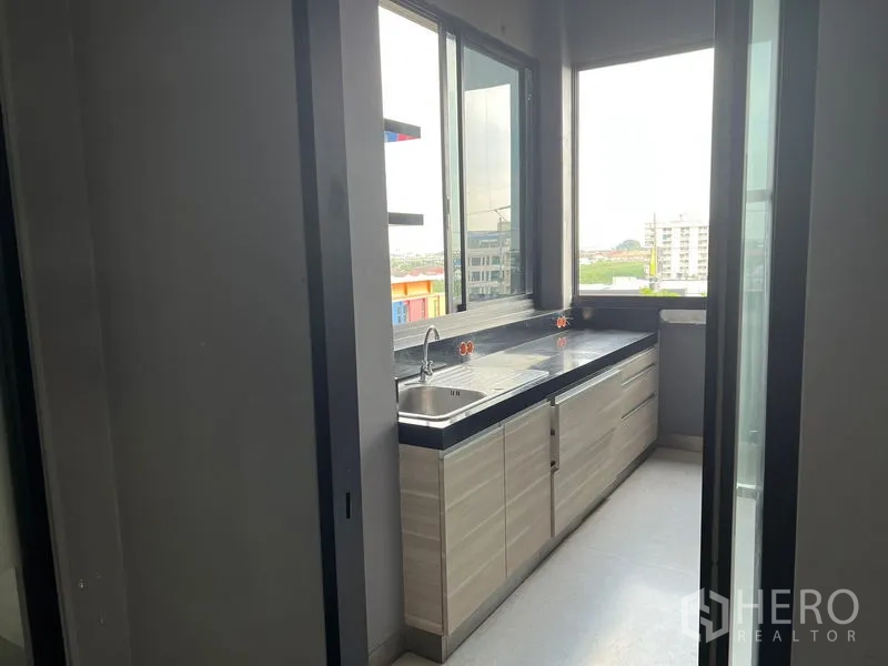 Office Space for rent in Mueang Samut Prakan, Samut Prakan - Compact pantry with sink and long countertop beside openable windows with city views.