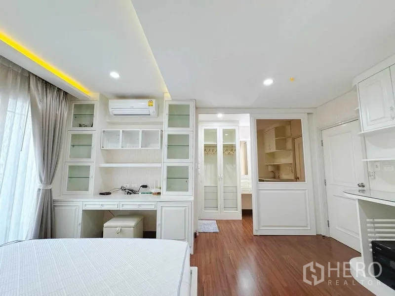 ทาวน์เฮาส์ ให้เช่าในPhra Khanong, Bangkok - ห้องนอนมาสเตอร์สว่าง พร้อมโต๊ะทำงาน ชั้นบิวท์อิน และตู้กระจก