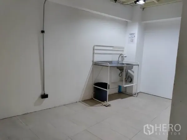 办公空间 出租在Phaya Thai, Bangkok - 办公室内的小型茶水间，配不锈钢水槽与瓷砖地面。