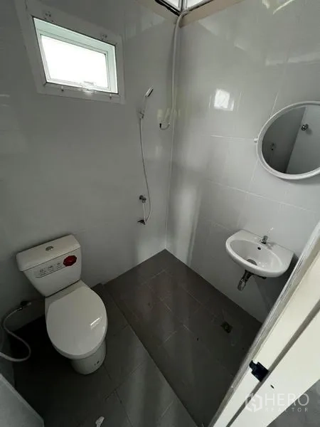Warehouse for rent in Suan Luang, Bangkok - Second compact bathroom with shower, basin and small window.