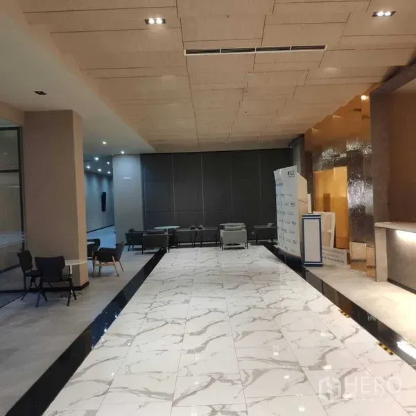 办公空间 出租 - 现代大堂，铺大理石地面，设前台与休息区。