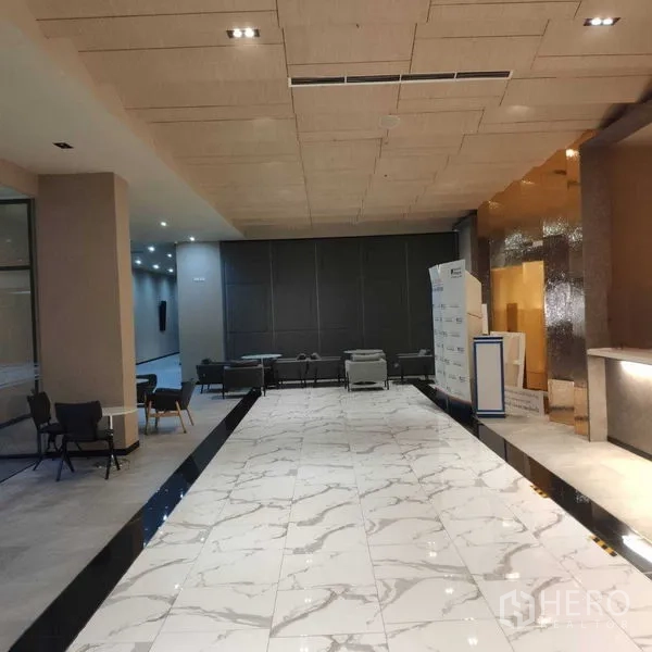 办公空间 出租 - 现代大堂，铺大理石地面，设前台与休息区。