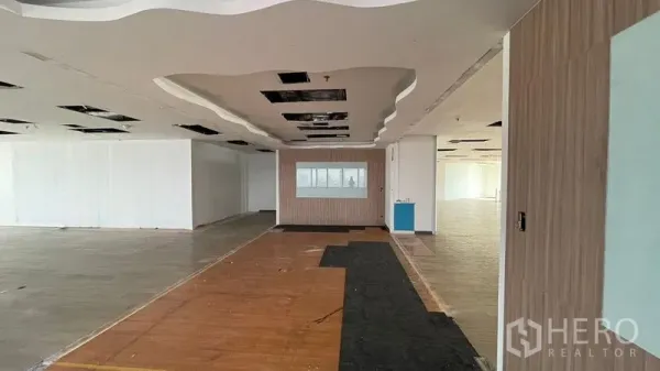 办公空间 出租或出售 - 开放办公区，波浪形吊顶、木饰面墙与混合地材。