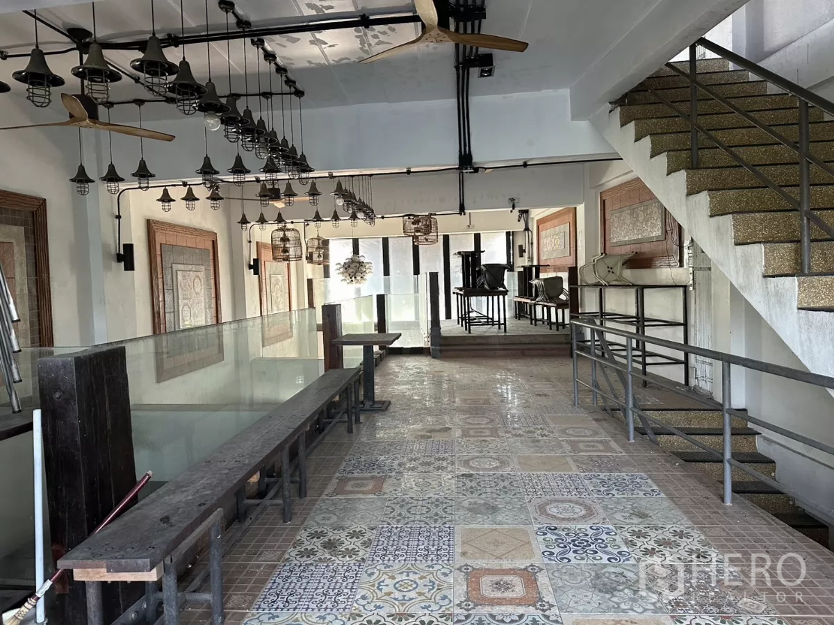 店屋 出租在Bang Na, Bangkok - 宽敞就餐层，带楼梯、花纹地砖与工业风吊灯。
