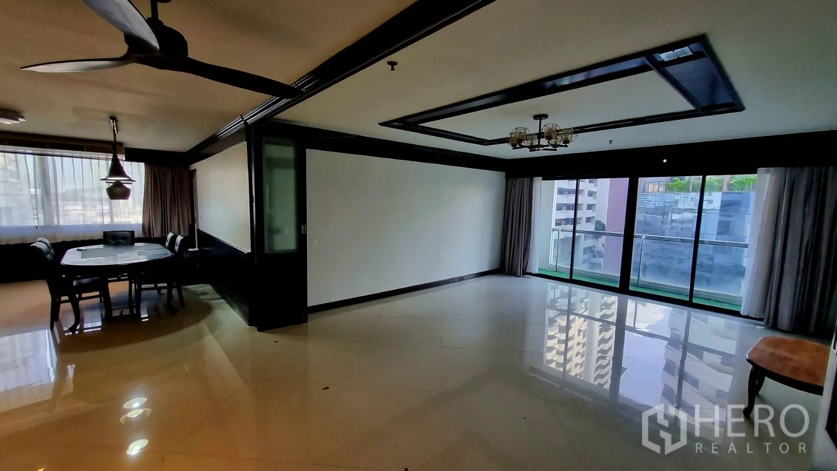 公寓 出租在Watthana, Bangkok - 客餐一体空间，推拉门连通城市景观阳台。