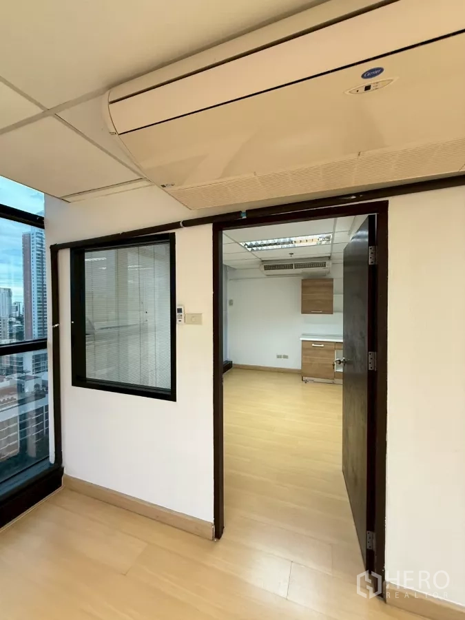 สำนักงาน ให้เช่าในWatthana, Bangkok - ห้องออฟฟิศกั้นโซน มีแอร์แบบแยกส่วนเหนือประตู พื้นไม้ และหน้าต่างเห็นวิวเมือง