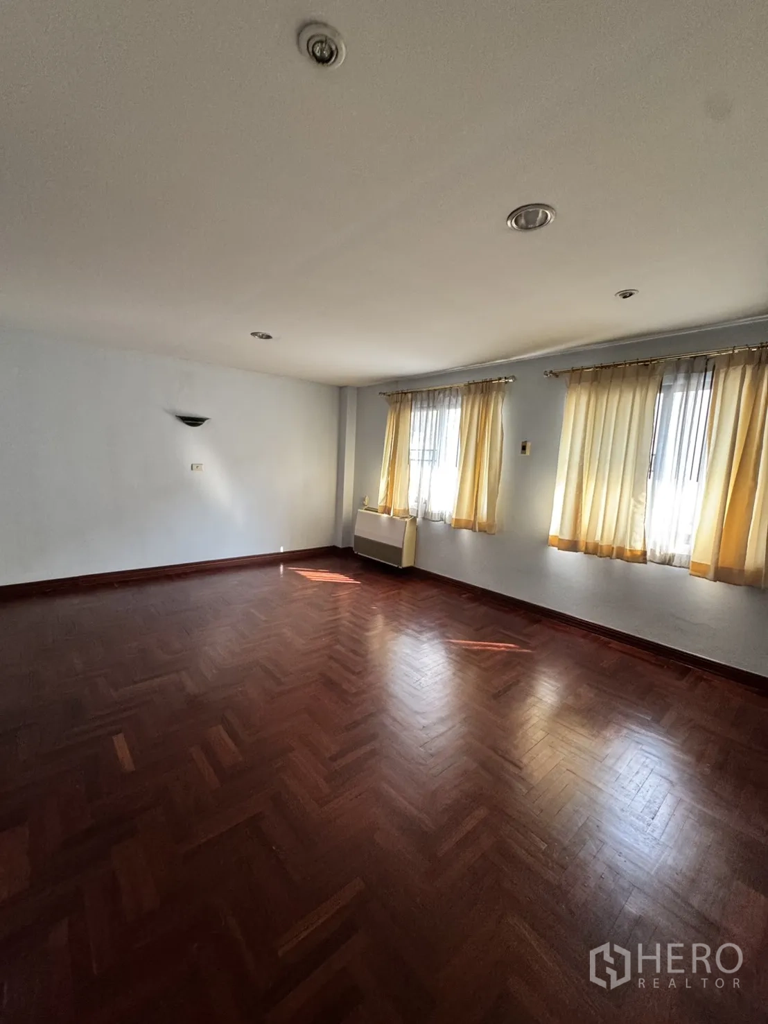 โฮมออฟฟิศ for rent in Watthana, Bangkok - ห้องนอนหรือออฟฟิศสว่าง ปูพื้นปาเก้ลายก้างปลา