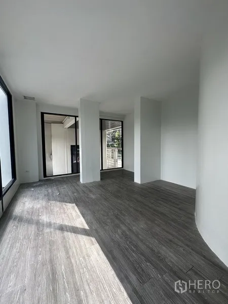 พื้นที่ขายปลีก ให้เช่าในBang Rak, Bangkok - มุมอาคารมีเสากั้นพื้นที่ กระจกบานใหญ่และทางเข้าหน้าร้าน.