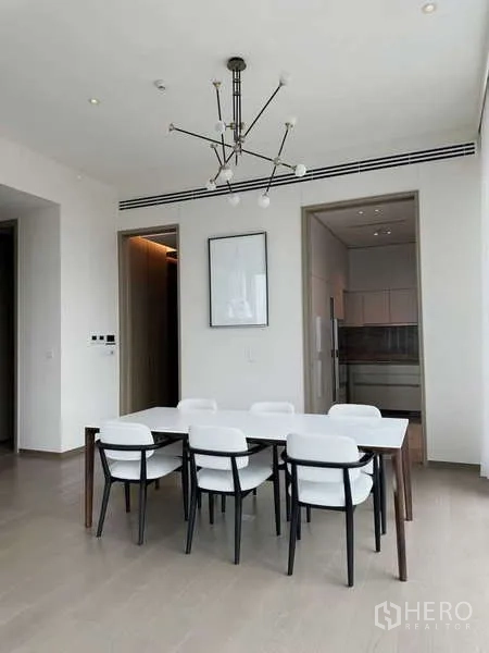 คอนโด ให้เช่าหรือขาย - พื้นที่รับประทานอาหาร 6 ที่นั่ง ใต้โคมไฟโมเดิร์น เชื่อมครัวแยกเป็นสัดส่วน