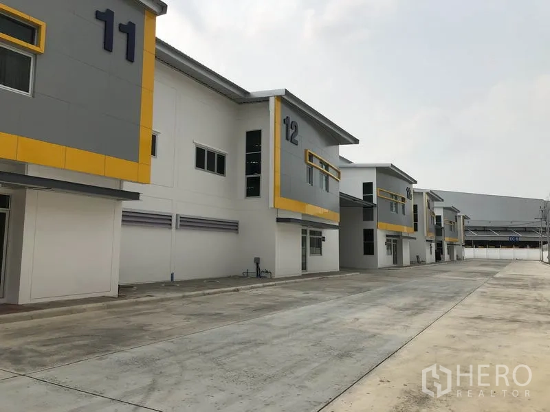 工厂 出租在Phra Nakhon Si Ayutthaya - 带有11与12号的现代厂房排屋，配宽敞卡车通道。