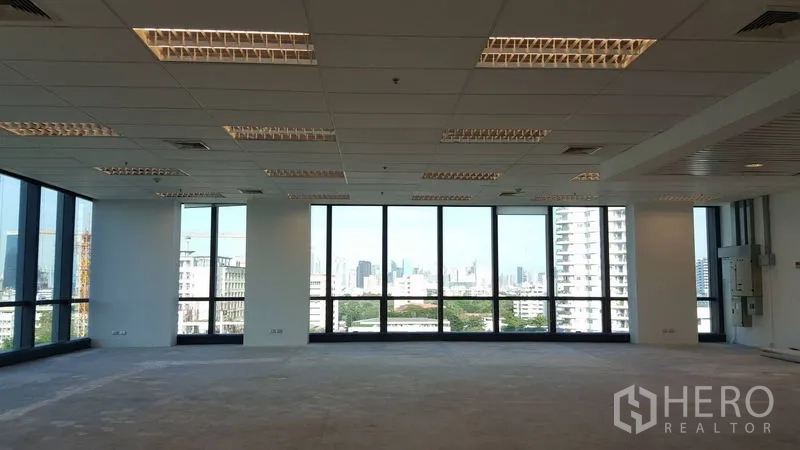 办公空间 出租在Bang Rak, Bangkok - 明亮的转角办公区，大幅玻璃窗带来城市全景。