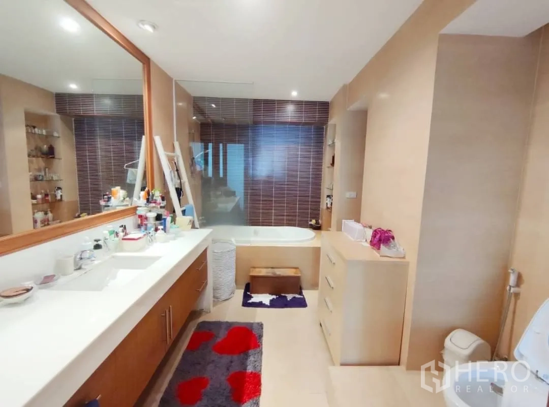 คอนโด ให้เช่าในWatthana, Bangkok - ห้องน้ำสว่าง เคาน์เตอร์อ่างล้างหน้าแบบคู่ อ่างอาบน้ำกั้นกระจก