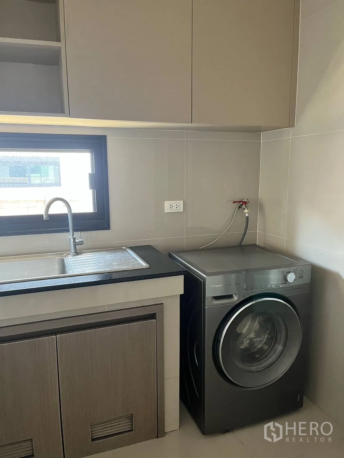 บ้าน ให้เช่าหรือขายในLam Luk Ka, Pathum Thani - มุมซักรีด เครื่องซักผ้าฝาหน้าข้างอ่างล้างจานและตู้เก็บของ