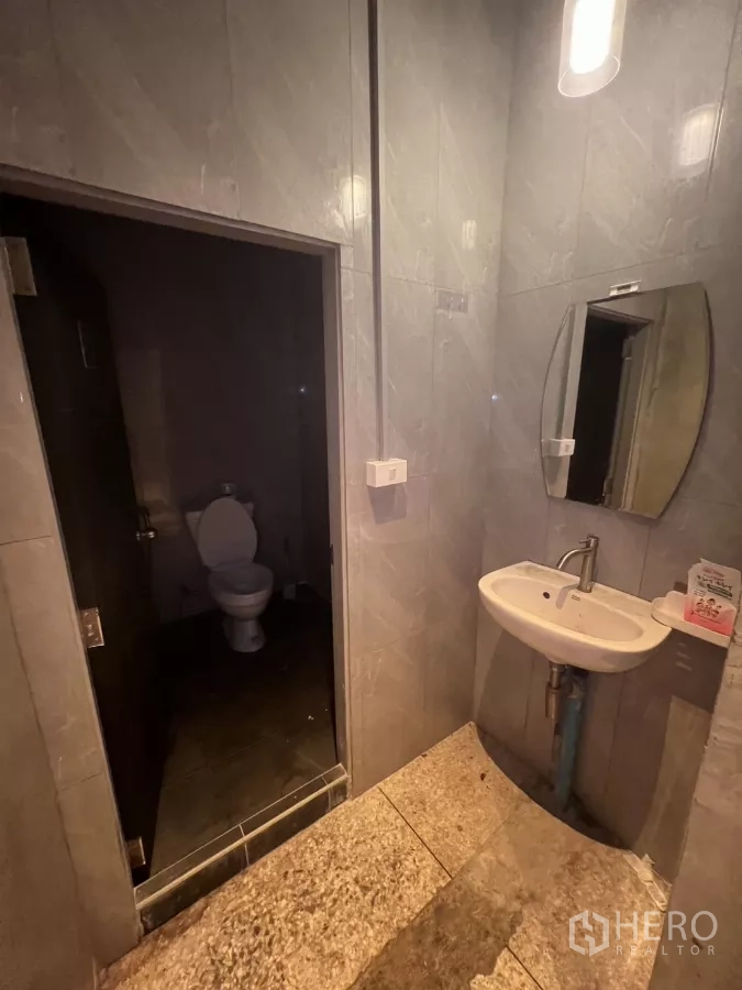 อาคารพาณิชย์ ให้เช่าในWatthana, Bangkok - ห้องน้ำปูกระเบื้องพร้อมอ่างล้างหน้าและโถสุขภัณฑ์.