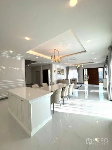 Detached House for rent in Bang Phli, Samut Prakan - Open‑plan kitchen and dining area with large white island and chandelier