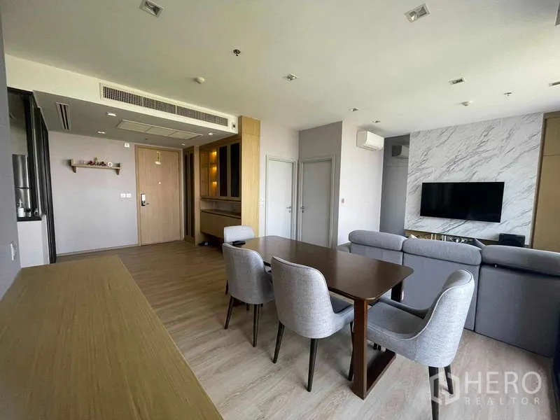 公寓 出租 - 餐桌与客厅，电视大理石背景墙和落地窗。