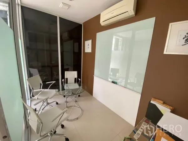 สำนักงานที่บ้าน ให้เช่าในWang Thonglang, Bangkok - ห้องประชุมกระจกขนาดเล็กพร้อมโต๊ะกลม เก้าอี้สีขาว และไวท์บอร์ดผนัง