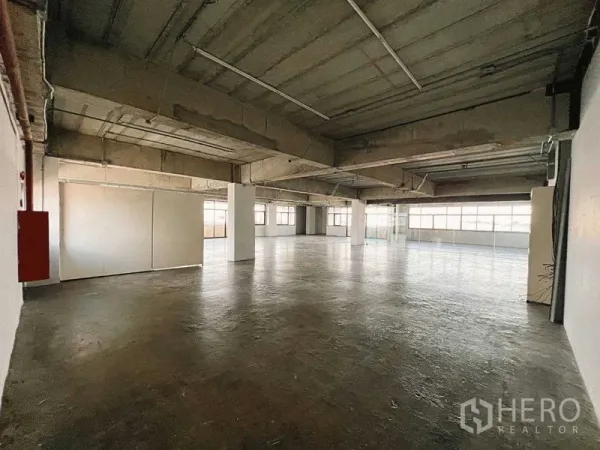 零售空间 出租在Yan Nawa, Bangkok - 宽阔零售楼层，抛光混凝土地面与环绕窗户。