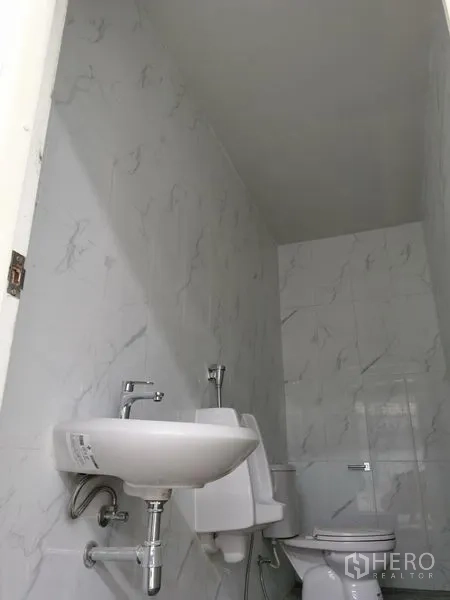 工厂 出租在Chon Buri - 工业建筑内的洁净瓷砖卫生间，带洗手盆、小便斗和马桶