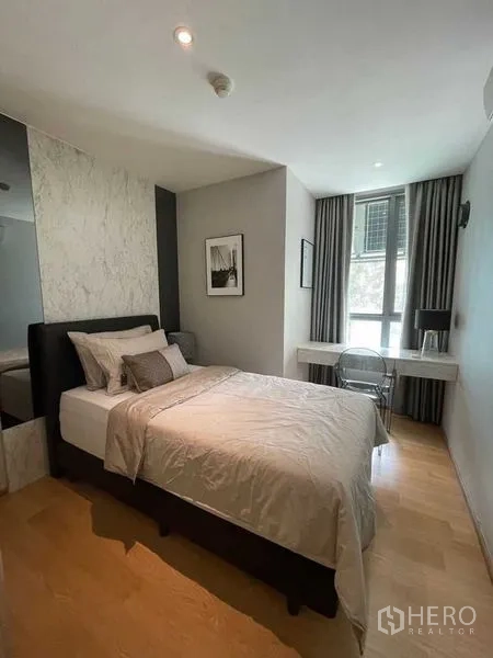 คอนโด ให้เช่าในWatthana, Bangkok - ห้องนอนอบอุ่น เตียงคู่ โต๊ะทำงานริมหน้าต่าง และพื้นไม้