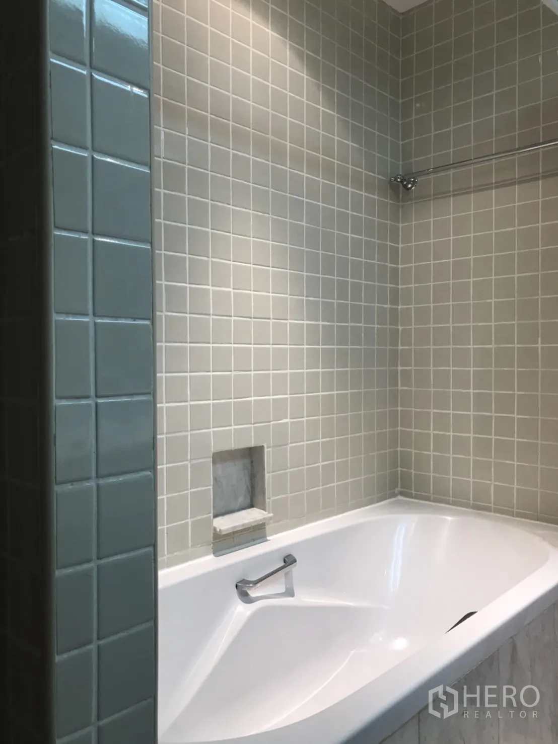 公寓 出租在Pathum Wan, Bangkok - 浴室配白色浸泡浴缸与浅灰色方砖墙面。