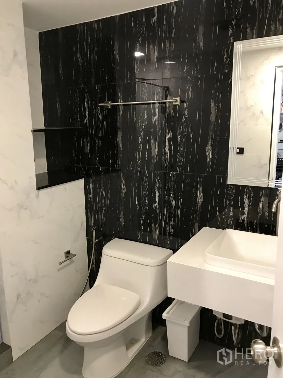 公寓 出租或出售在Khlong Toei, Bangkok - 第二浴室，黑色特色墙、坐厕与壁挂方形台盆。