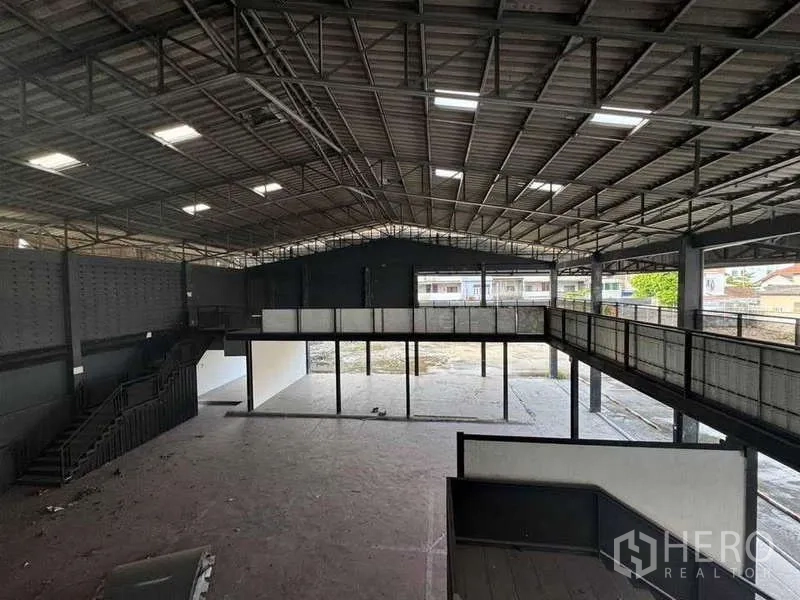 คลังสินค้า ให้เช่าในPhra Khanong, Bangkok - พื้นที่โกดังแบบโอเพ่นแพลน คานเหล็กแข็งแรง พร้อมชั้นลอยยาวตลอดผนัง