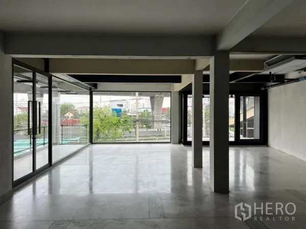 零售空间 出租 - 开放式零售室内，落地窗与亮面地坪，可眺望轻轨线，等待定制装修。