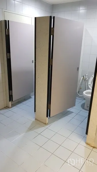 办公空间 出租在Din Daeng, Bangkok - 干净的瓷砖卫生间，设有独立隔间和喷枪。