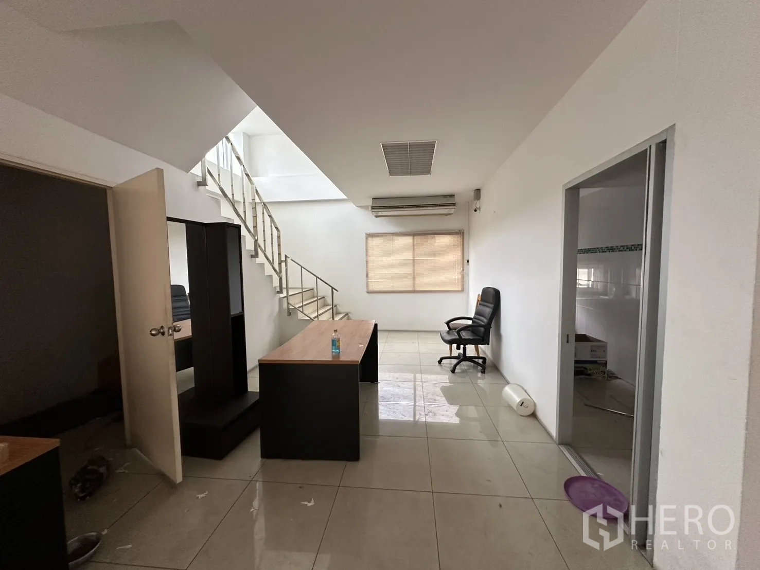 โรงงาน ให้เช่า - ออฟฟิศภายใน พื้นกระเบื้อง บันได โต๊ะ และเครื่องปรับอากาศ