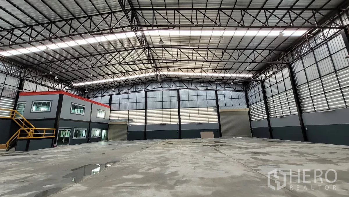 โรงงาน ให้เช่าหรือขายในPhanat Nikhom, Chon Buri - พื้นโกดังหลังคาสูง มีสกายไลต์และประตูม้วนสองด้านสำหรับขนถ่าย
