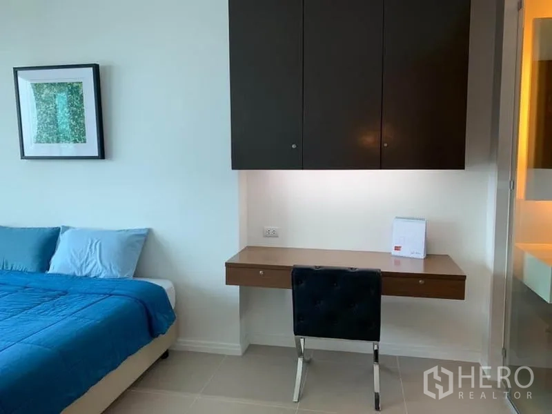 คอนโด ให้เช่าในKhlong San, Bangkok - โต๊ะทำงานบิวท์อินและตู้แขวนในห้องนอนติดทางเข้าห้องน้ำ