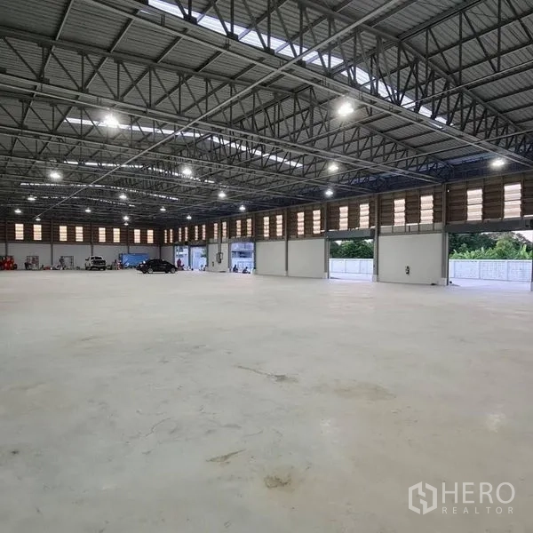 คลังสินค้า ให้เช่าในPrawet, Bangkok - ภายในโกดังกว้าง มีประตูม้วนหลายจุดเชื่อมออกลานด้านนอก