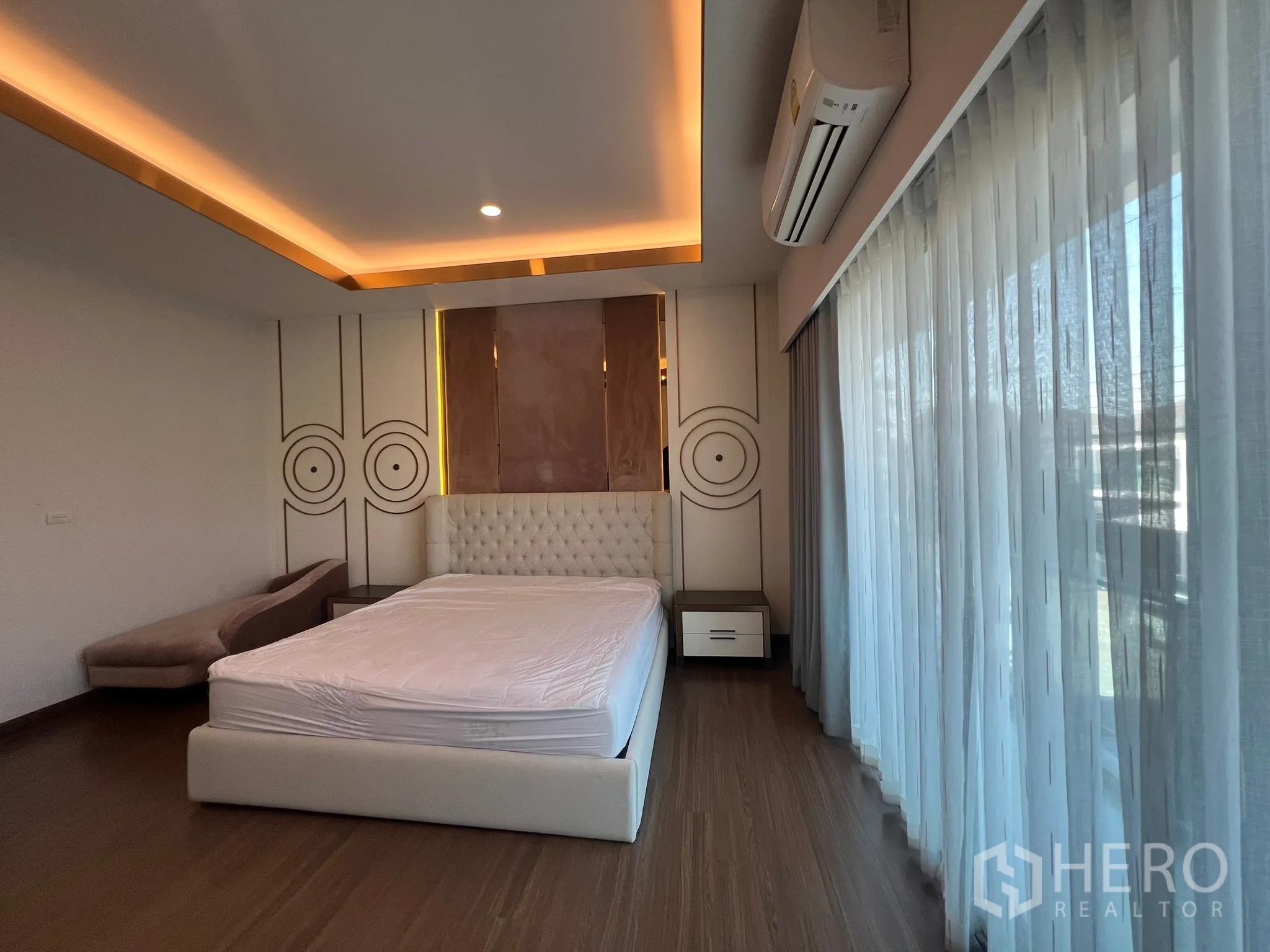 บ้าน ให้เช่าหรือขายในPrawet, Bangkok - ห้องนอนใหญ่ หัวเตียงบุนวม ไฟซ่อน และกระจกเต็มผนัง