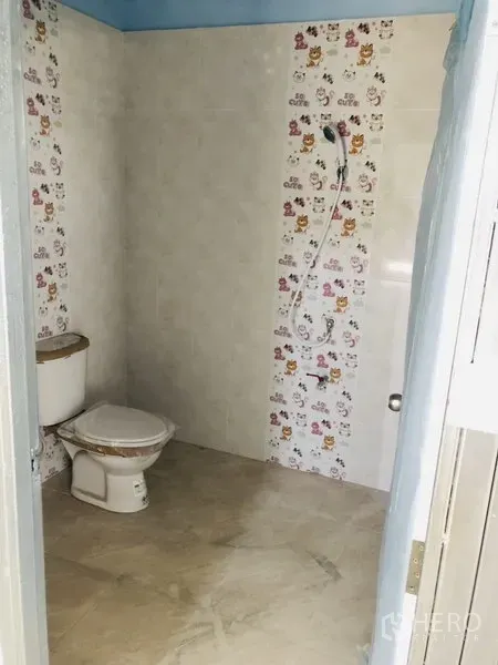 คลังสินค้า ให้เช่าในBang Kapi, Bangkok - ห้องน้ำปูกระเบื้องอีกห้องหนึ่ง มีชักโครกและฝักบัว ผนังโทนสว่าง