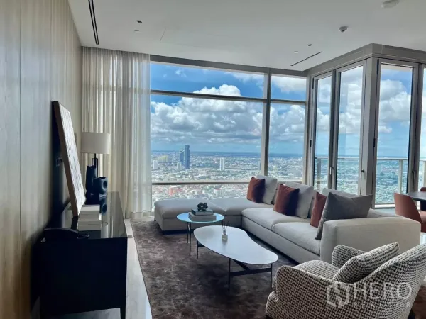 คอนโด ให้เช่าในSathon, Bangkok - ห้องนั่งเล่นมุมกระจก โซฟา L-Shape วิวเมืองกว้างในเวลากลางวัน