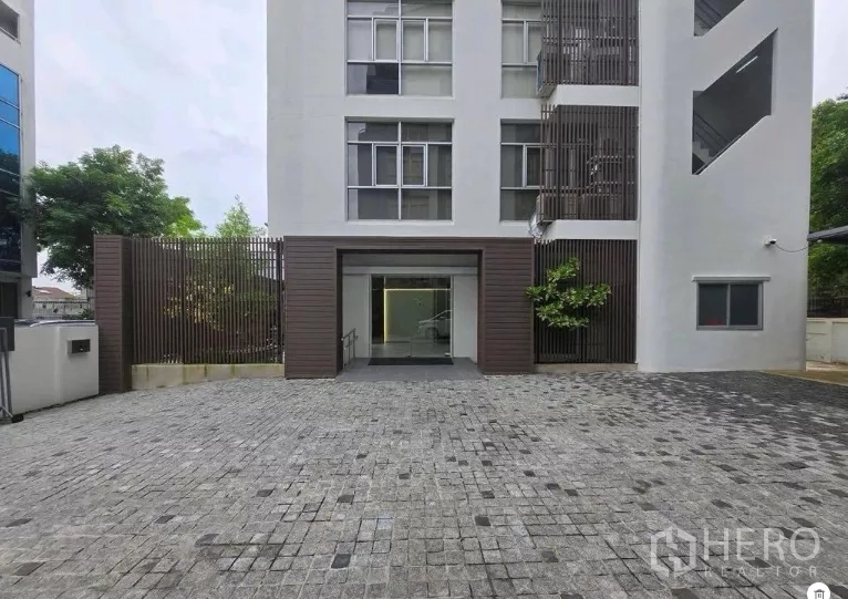 สำนักงาน ให้เช่าในPrawet, Bangkok - ทางเข้าอาคารสำนักงาน ประตูกระจก และลานหินกว้างด้านหน้า