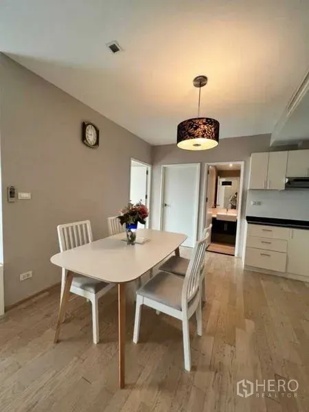 คอนโด ให้เช่าในKhlong Toei, Bangkok - มุมทานอาหาร 4 ที่นั่ง พร้อมโคมไฟแขวน ข้างครัวแบบเปิด