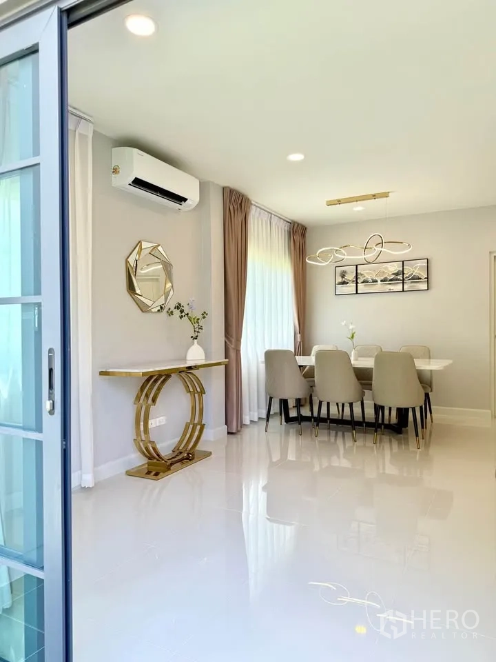 Detached House for rent in Bang Phli, Samut Prakan - Bright dining room with six-seat table and modern chandelier.