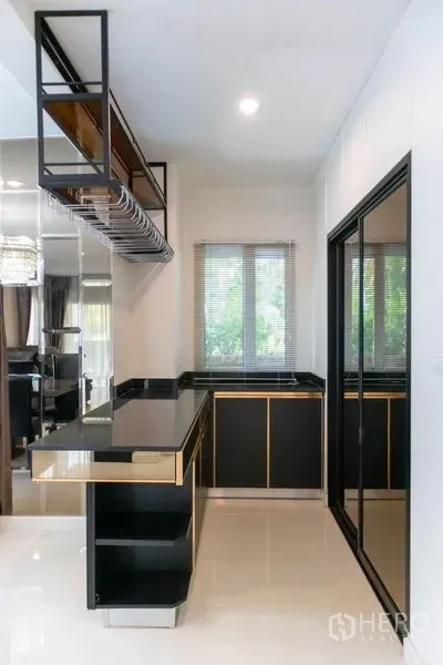 Detached House for rent - Breakfast bar with black-and-gold cabinetry beside a window
