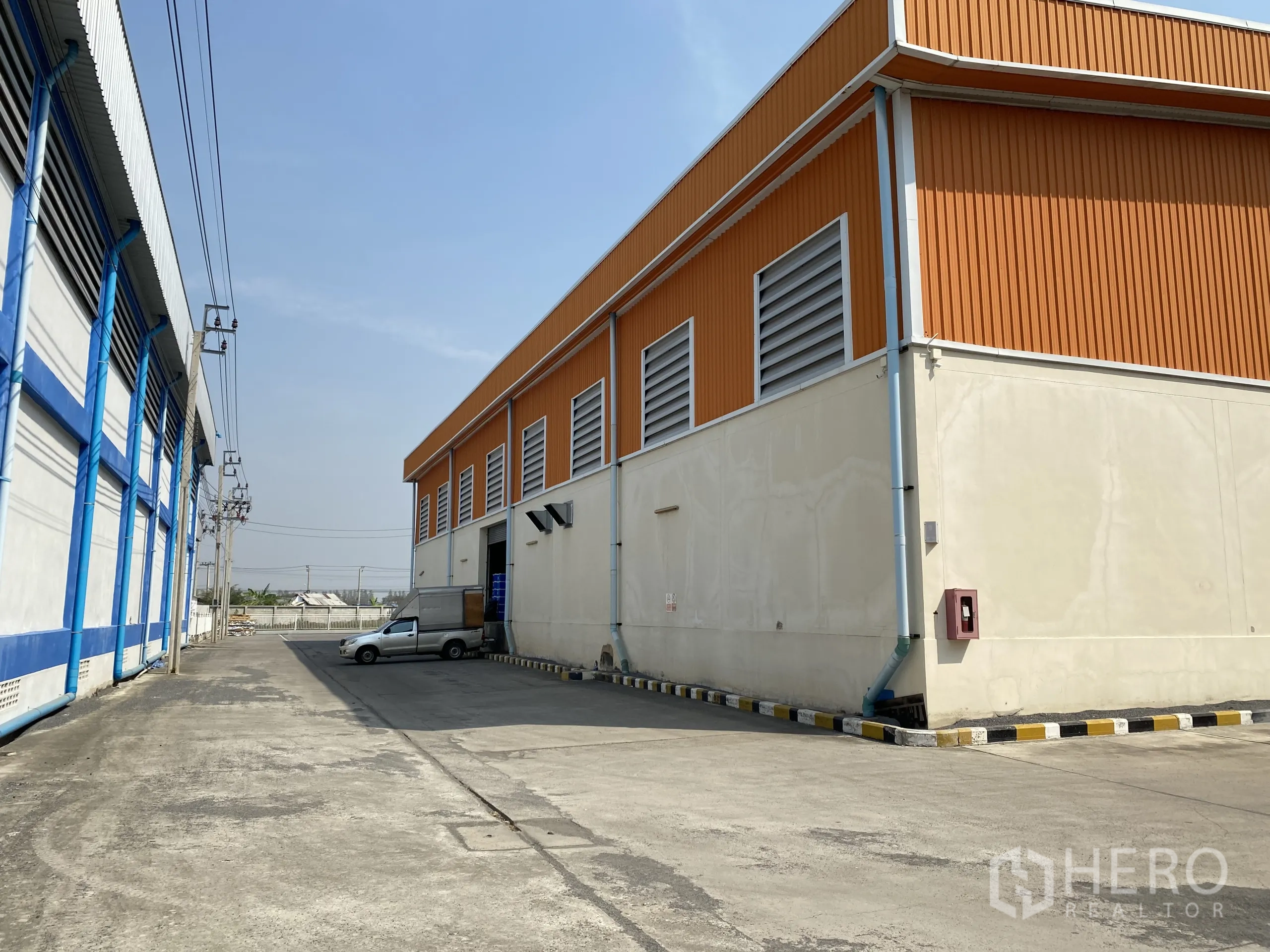 คลังสินค้า ให้เช่า - ทางบริการด้านข้าง มีประตูโหลดยกระดับ บานเกล็ดระบายอากาศ และทางรถเข้า