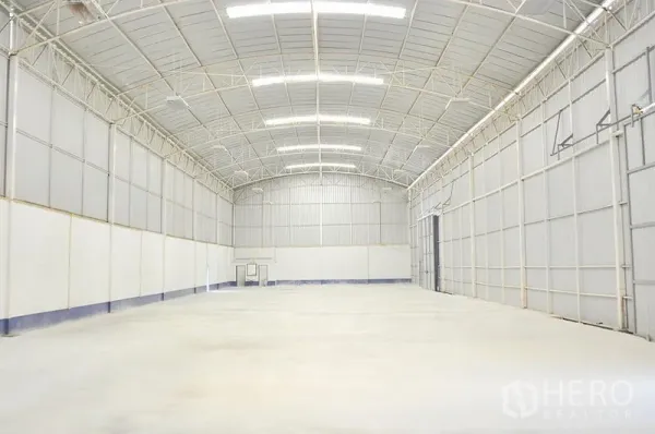 คลังสินค้า ให้เช่าในLat Krabang, Bangkok - ภายในโกดังเพดานสูง โครงหลังคาเหล็ก มีช่องแสง พื้นคอนกรีตเรียบ