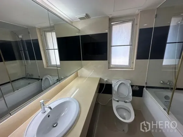 คอนโด ให้เช่าในWatthana, Bangkok - ห้องน้ำสไตล์โมเดิร์น เคาน์เตอร์ยาว กระจกบานใหญ่ หน้าต่าง และอ่างอาบน้ำกั้นกระจก