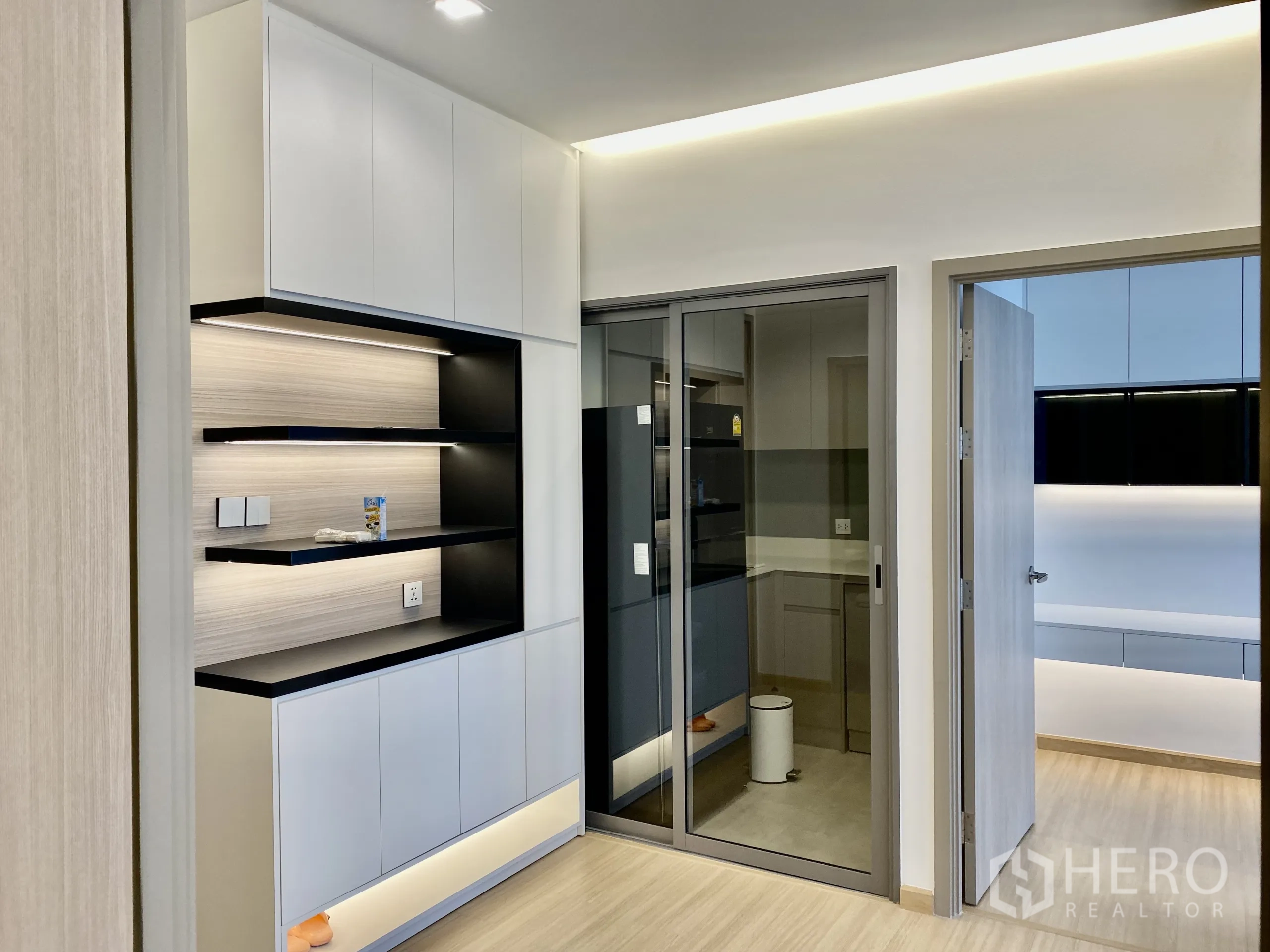 คอนโด ให้เช่าในPhra Khanong, Bangkok - โถงทางเข้า มีชั้นโชว์บิวท์อิน และประตูกระจกบานเลื่อนสู่ครัวปิด