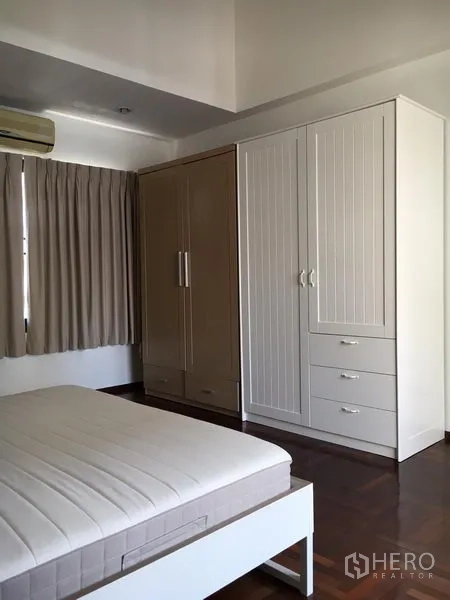 联排别墅 出租在Watthana, Bangkok - 卧室配衣柜、空调与窗帘。
