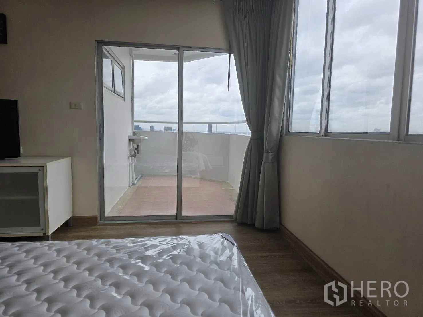 คอนโด ให้เช่าในKhlong Toei, Bangkok - ประตูกระจกบานเลื่อนจากห้องนอนออกสู่ระเบียงส่วนตัว